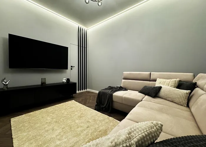 Central, Modern & Chic Gem, Near Park! 10min To Old Town, Trumski Apartment *