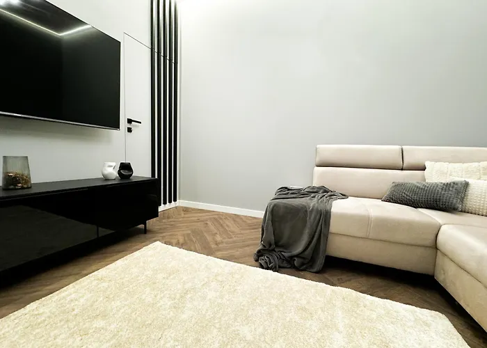 Central, Modern & Chic Gem, Near Park! 10min To Old Town, Trumski Apartment *