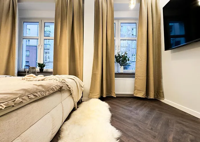 Central, Modern & Chic Gem, Near Park! 10min To Old Town, Trumski Apartment