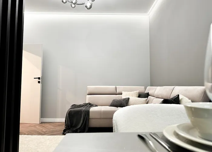 Apartment Central, Modern & Chic Gem, Near Park! 10min To Old Town, Trumski