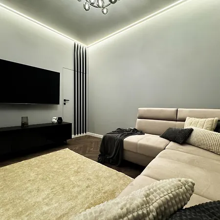 Central, Modern & Chic Gem, Near Park! 10min To Old Town, Trumski Apartment *