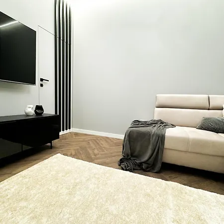 Central, Modern & Chic Gem, Near Park! 10min To Old Town, Trumski Apartment *