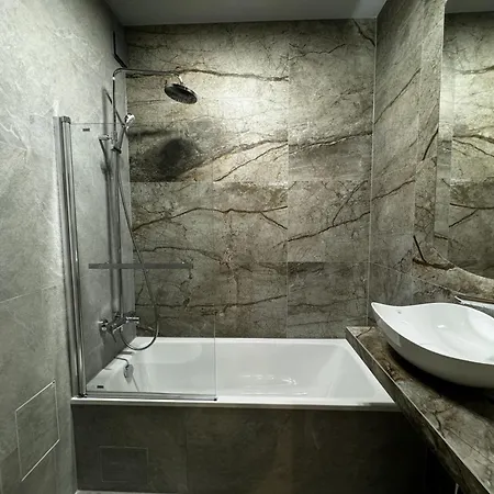 Central, Modern & Chic Gem, Near Park! 10min To Old Town, Trumski