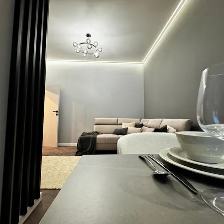 Central, Modern & Chic Gem, Near Park! 10min To Old Town, Trumski Apartment *