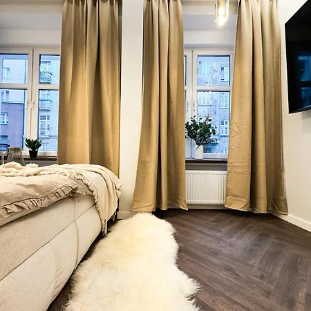 Central, Modern & Chic Gem, Near Park! 10min To Old Town, Trumski Apartment