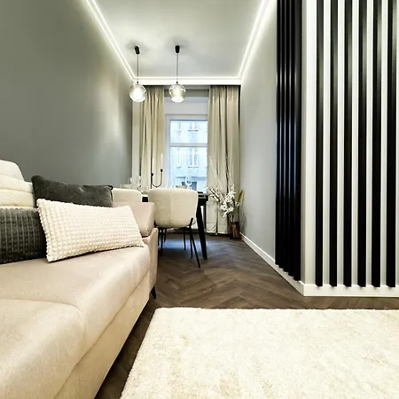 Central, Modern & Chic Gem, Near Park! 10min To Old Town, Trumski Apartment *